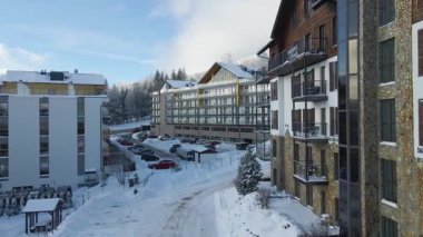 Dağlar dinlenme otelinin insansız hava aracı kış karı manzarası