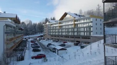 Dağlar dinlenme otelinin insansız hava aracı kış karı manzarası