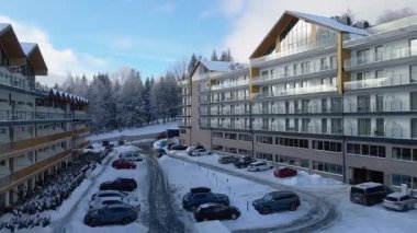 Dağlar dinlenme otelinin insansız hava aracı kış karı manzarası
