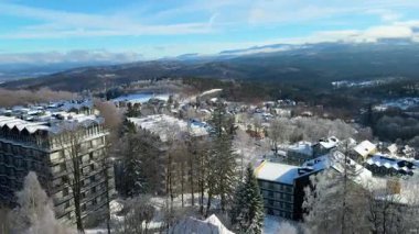 Dağlar dinlenme otelinin insansız hava aracı kış karı manzarası