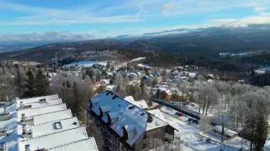 Dağlar dinlenme otelinin insansız hava aracı kış karı manzarası