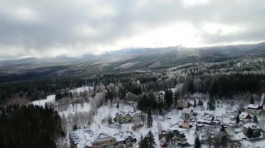 Dağlardaki turist kasabası Szklarska Poreba Polonya 'dan orman manzarası