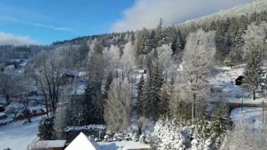 Dağlardaki turist kasabası Szklarska Poreba Polonya 'dan orman manzarası
