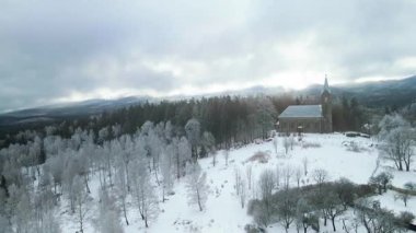 Szklarska Poreba Polonya dağlarının üzerinden İHA uçuşu