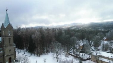 Szklarska Poreba Polonya dağlarının üzerinden İHA uçuşu