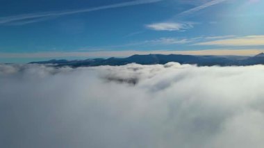Bulutların tepesine inen İHA uzaktan görülebiliyor.