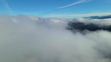 Bulutların tepesine inen İHA uzaktan görülebiliyor.