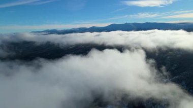 Bulutların tepesine inen İHA uzaktan görülebiliyor.