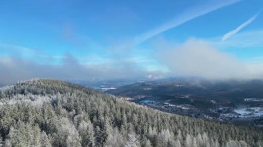 Kış manzarası dağları orman dronu mavi gökyüzünden uçuyor
