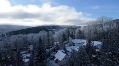 Dağlar yolu dağ tatil köyü manzarası İHA ormanı kış karının yanından geçecek