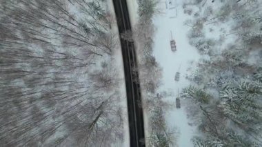 Dağlar yolu dağ tatil köyü manzarası İHA ormanı kış karının yanından geçecek