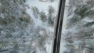 Dağlar yolu dağ tatil köyü manzarası İHA ormanı kış karının yanından geçecek