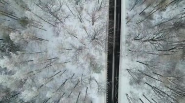 Dağlar yolu dağ tatil köyü manzarası İHA ormanı kış karının yanından geçecek