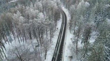 Dağlar yolu dağ tatil köyü manzarası İHA ormanı kış karının yanından geçecek