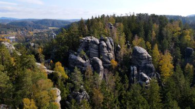 Adrspach kayaları İHA manzarasından Çek Cumhuriyeti 'nin Adrspach bölgesini gösteriyor