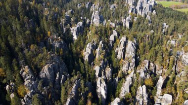 Adrspach kayaları İHA manzarasından Çek Cumhuriyeti 'nin Adrspach bölgesini gösteriyor