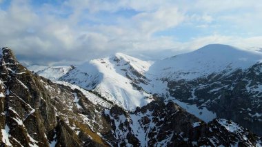 Zakopane Polonya 'dan karlı dağ zirvesi, buzul manzaralı.