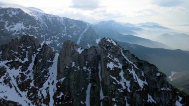 Zakopane Polonya 'dan karlı dağ zirvesi, buzul manzaralı.