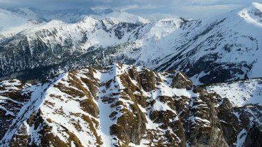 Zakopane Polonya 'dan karlı dağ zirvesi, buzul manzaralı.