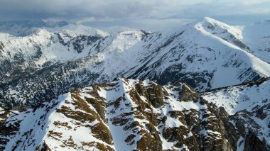 Zakopane Polonya 'dan karlı dağ zirvesi, buzul manzaralı.