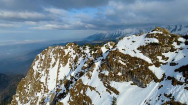 Zakopane Polonya 'dan karlı dağ zirvesi, buzul manzaralı.