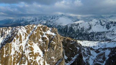 Zakopane Polonya 'dan karlı dağ zirvesi, buzul manzaralı.