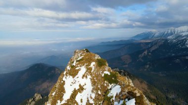 Dağın tepesinden kayalık görünüm