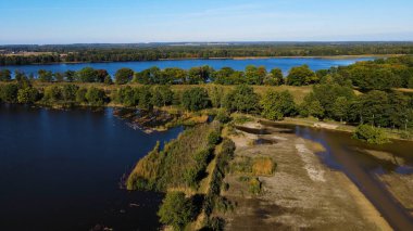 Göl sonbahar manzarası yukarıdan