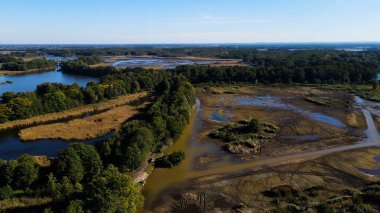 Göl sonbahar manzarası yukarıdan