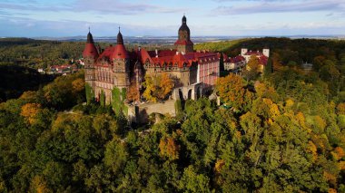 Drone Walbrzych Polonya 'dan Ksiaz Şatosu Sonbahar Görünümü
