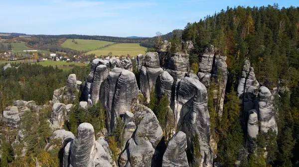 Adrspach kayaları İHA manzarasından Çek Cumhuriyeti 'nin Adrspach bölgesini gösteriyor