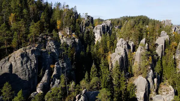 Adrspach kayaları İHA manzarasından Çek Cumhuriyeti 'nin Adrspach bölgesini gösteriyor