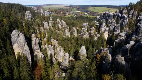 Adrspach kayaları İHA manzarasından Çek Cumhuriyeti 'nin Adrspach bölgesini gösteriyor