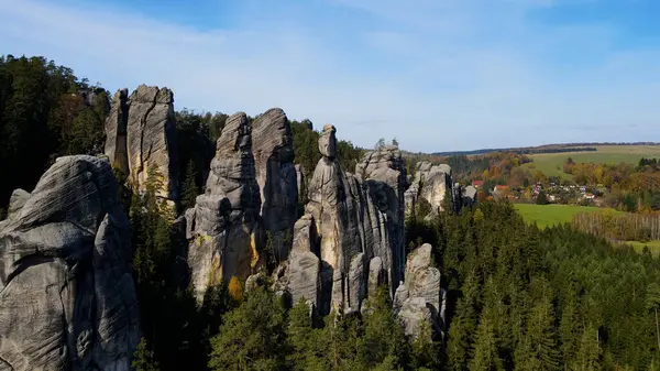 Adrspach kayaları İHA manzarasından Çek Cumhuriyeti 'nin Adrspach bölgesini gösteriyor