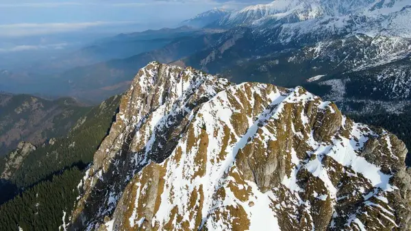 Zakopane Polonya 'dan karlı dağ zirvesi, buzul manzaralı.