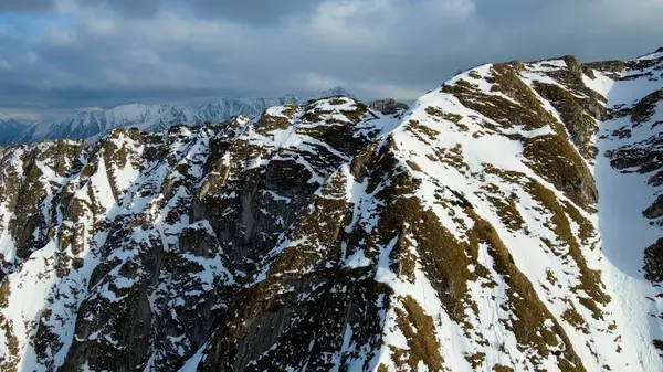 Zakopane Polonya 'dan karlı dağ zirvesi, buzul manzaralı.