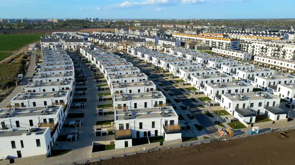 Modern alan caddeleri, şehir doğasını barındırıyor.