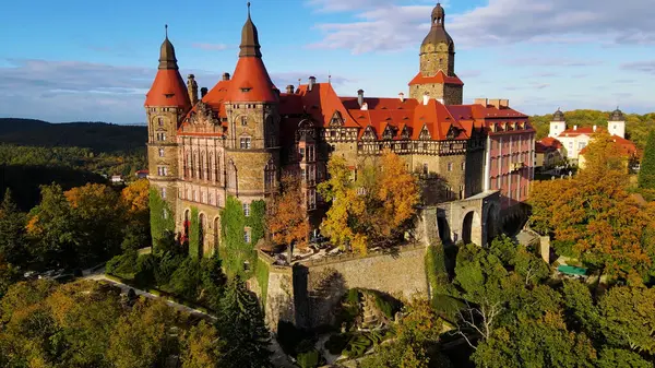 Drone Walbrzych Polonya 'dan Ksiaz Şatosu Sonbahar Görünümü