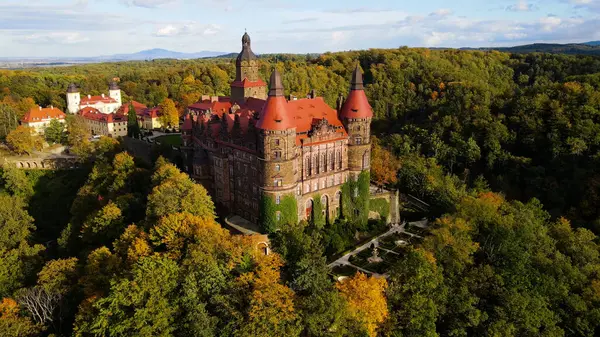 Drone Walbrzych Polonya 'dan Ksiaz Şatosu Sonbahar Görünümü