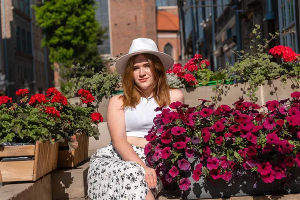 Gdansk Polonya şehrinin arka planında beyaz şapkalı kız Avrupa