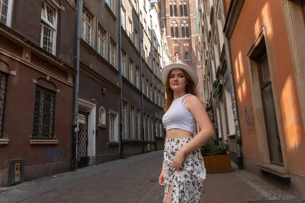 Gdansk Polonya şehrinin arka planında beyaz şapkalı kız Avrupa