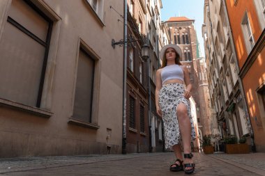 Gdansk Polonya şehrinin arka planında beyaz şapkalı kız Avrupa