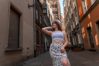 Gdansk Polonya şehrinin arka planında beyaz şapkalı kız Avrupa