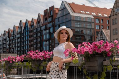 Gdansk Polonya şehrinin arka planında beyaz şapkalı kız Avrupa