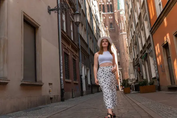 Gdansk Polonya şehrinin arka planında beyaz şapkalı kız Avrupa