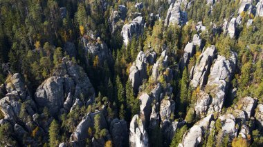 Adrspach kayaları İHA manzarasından Çek Cumhuriyeti 'nin Adrspach bölgesini gösteriyor