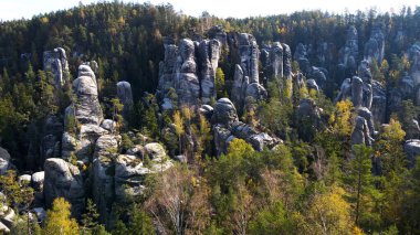 Adrspach kayaları İHA manzarasından Çek Cumhuriyeti 'nin Adrspach bölgesini gösteriyor