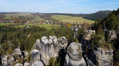 Adrspach kayaları İHA manzarasından Çek Cumhuriyeti 'nin Adrspach bölgesini gösteriyor