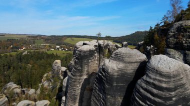 Adrspach kayaları İHA manzarasından Çek Cumhuriyeti 'nin Adrspach bölgesini gösteriyor