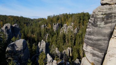 Adrspach kayaları İHA manzarasından Çek Cumhuriyeti 'nin Adrspach bölgesini gösteriyor